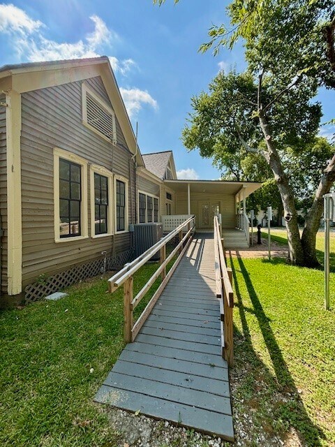 Building Photo - 512 N 2nd St