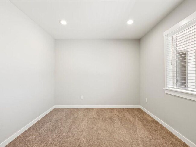 Building Photo - 617 Esperanza Ct