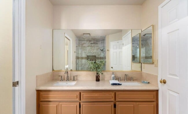 Building Photo - Beautiful House For Rent