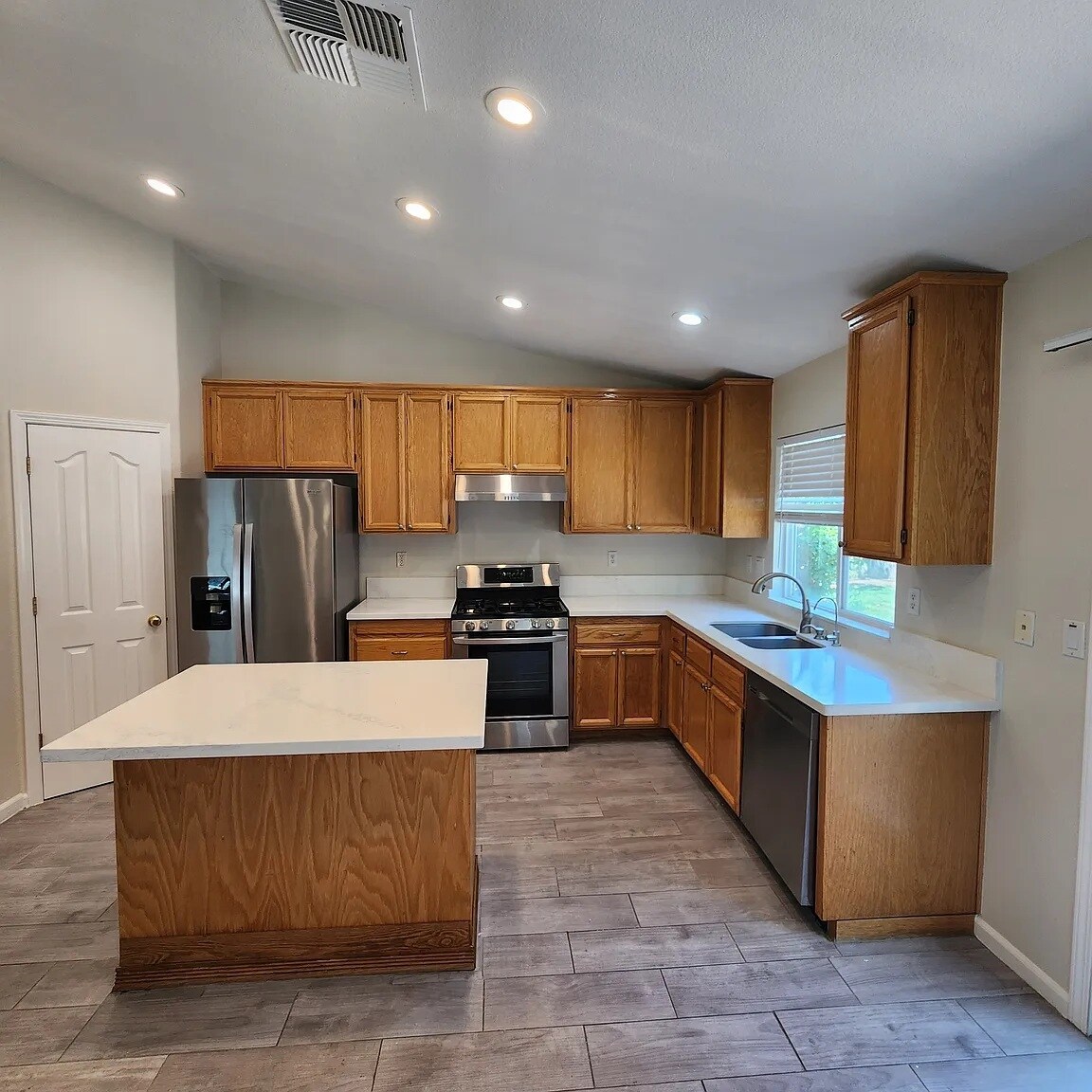 Building Photo - 9919 Tarzo Way
