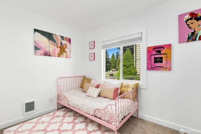 Building Photo - Remodeled, move in condition!