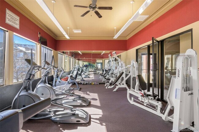 Building Photo - Like new gorgeous ground level Condo with Detached Garage and open floor plan.