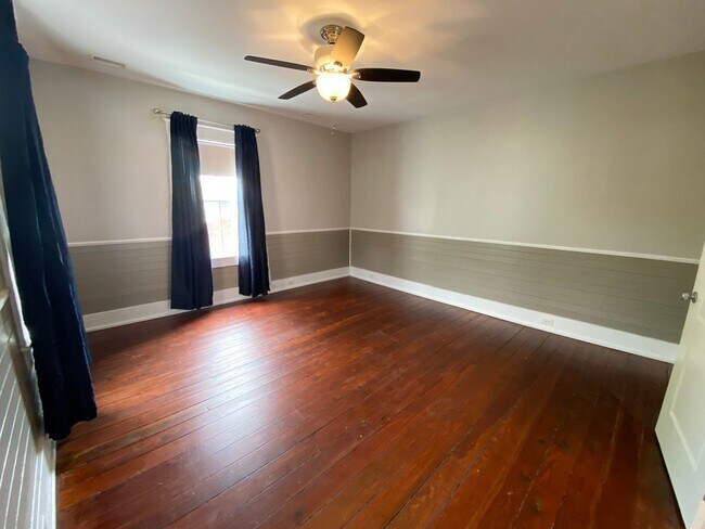 Building Photo - Stunning 3 bedroom/2bath Victorian home