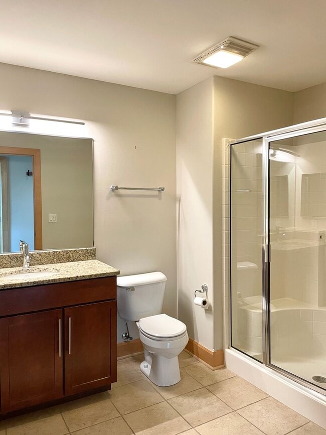 Building Photo - Luxury Top-Floor Condo for Rent