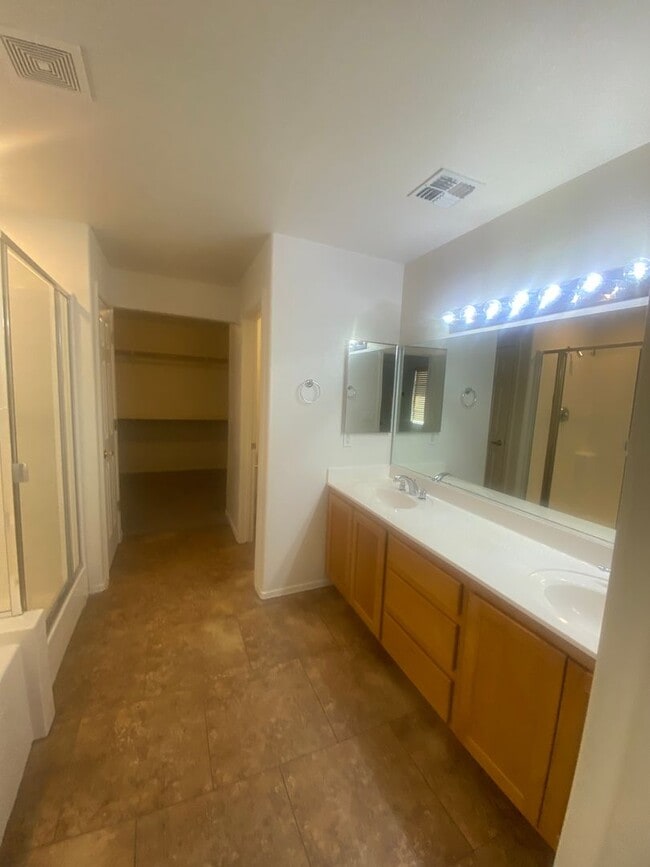 Building Photo - Stunning Home in Kingman – Spacious, Moder...