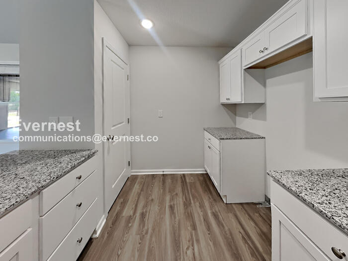 Building Photo - 4233 Park Ave