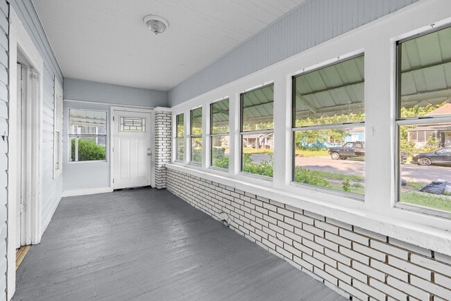 Building Photo - Beautiful 3 Bedroom 2 Bath