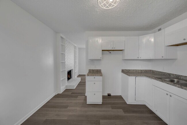 Building Photo - Furnished, remodeled 2BR near Nashville hospitals, all utilities and WiFi included, updated kitch...