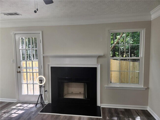 Building Photo - 5790 Hampton Ct
