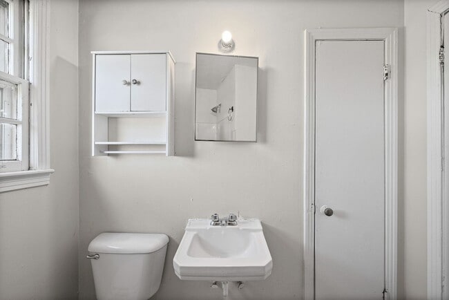 Building Photo - 3 Bedroom Home For Rent Near Lowes On Madison Street!