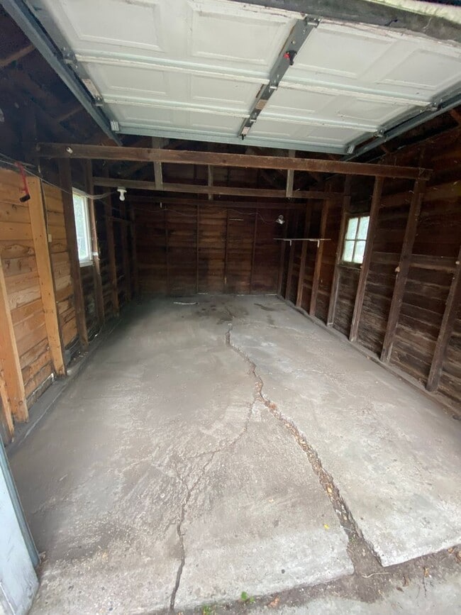 Building Photo - 4 Bedroom House Near Campus