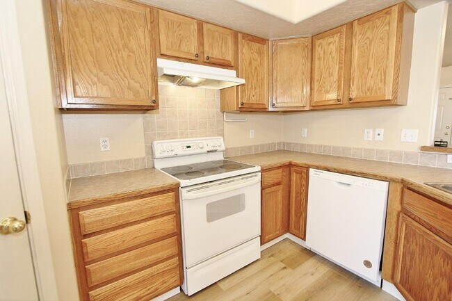 Building Photo - Immaculate Single-Level Home