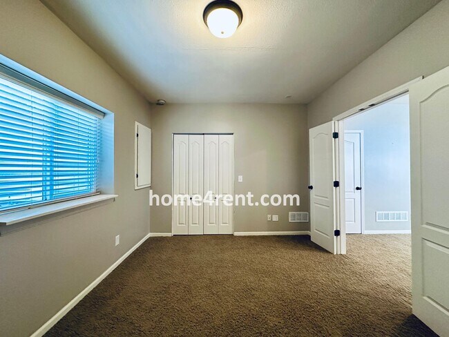 Building Photo - Gorgeous Olathe, 5 BR Home w/ Wood floors,...