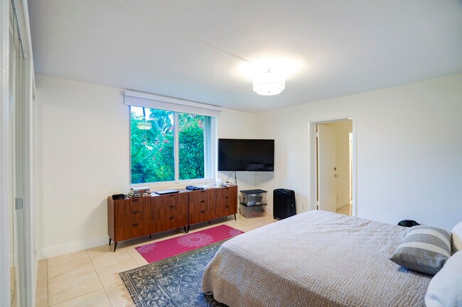 Building Photo - 216 32nd St