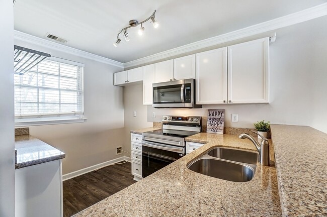 Building Photo - Charming Townhome in Sought-After Williams...