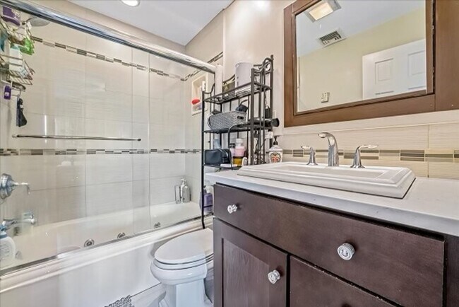 Building Photo - Immaculate 3 bedroom 3 Bathroom