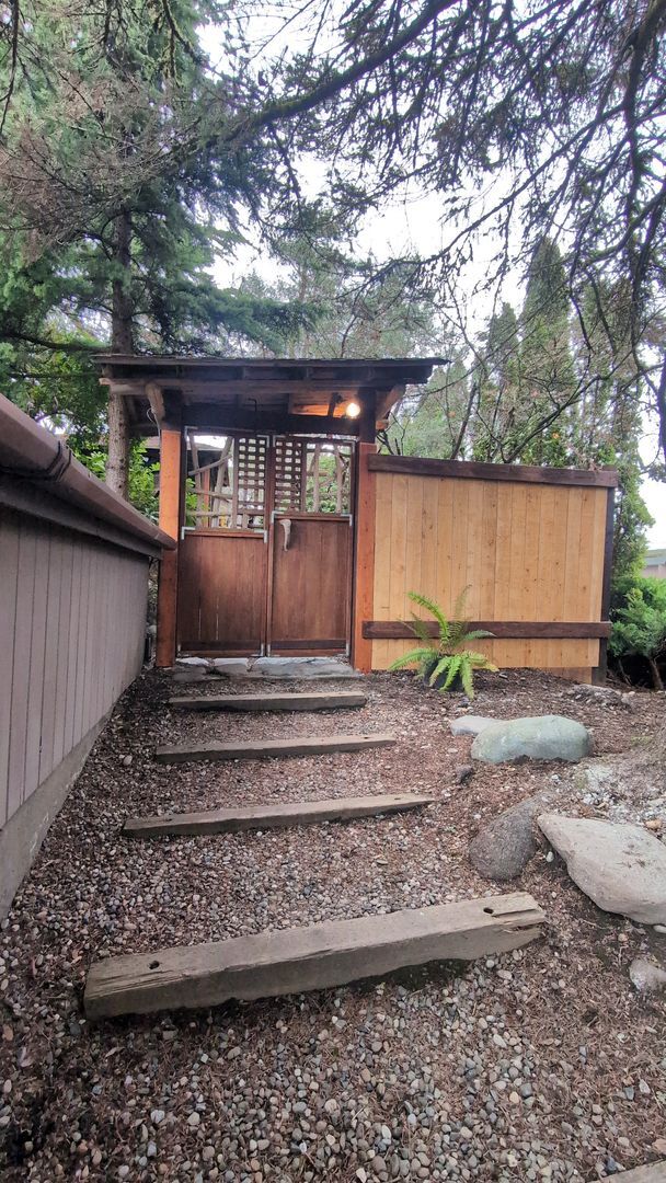 Building Photo - Rent Your Own Oasis! Available Now!