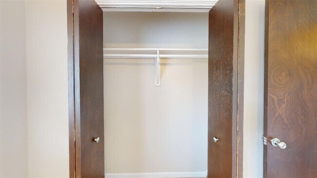 Building Photo - 815 Llano Pl