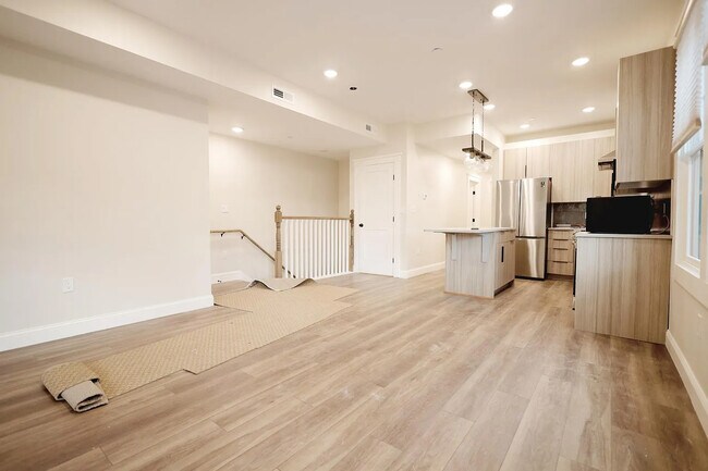 Building Photo - 701 E 2nd St