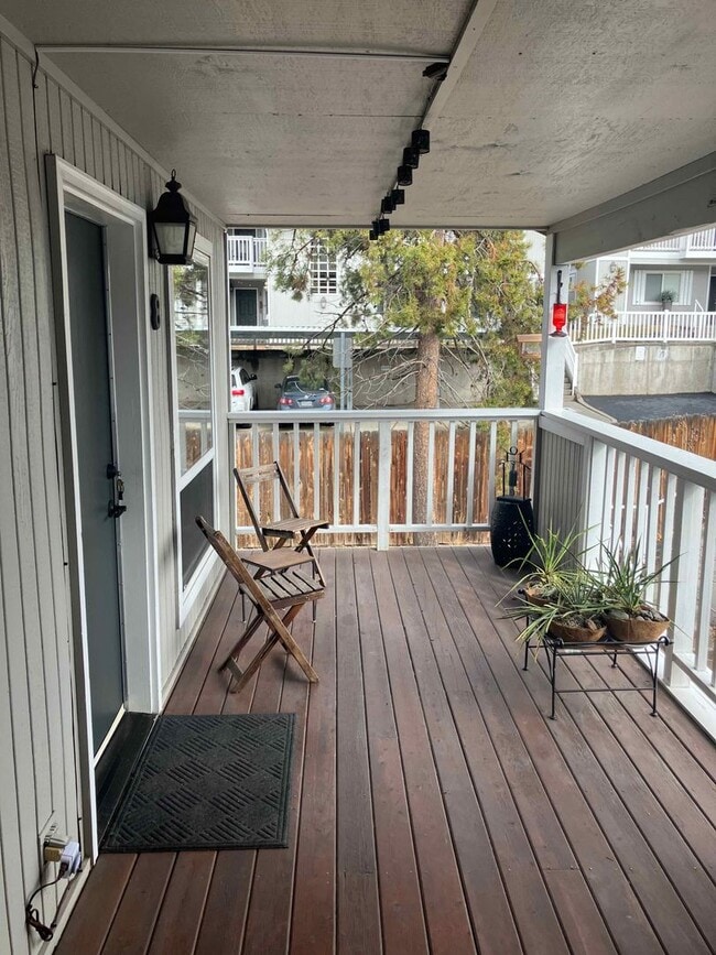 Building Photo - Charming Westside Condo Near Newport Market – Available April–October!