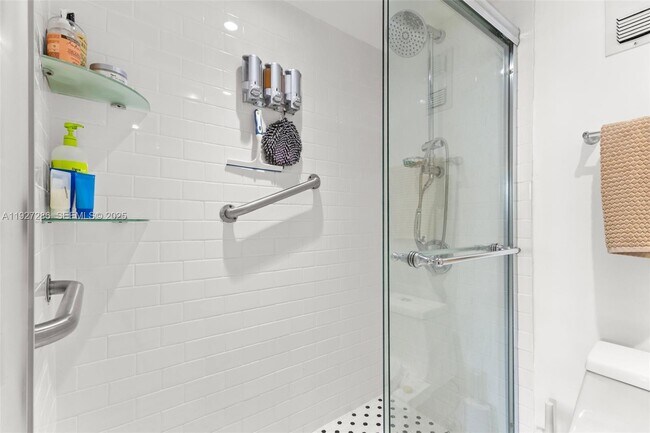 Building Photo - 6900 Bay Dr