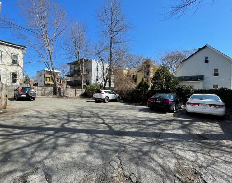 Building Photo - 174 Putnam Ave