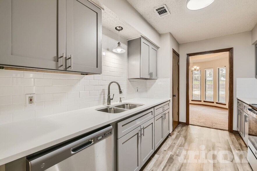 Building Photo - 736 Highland Crest Dr