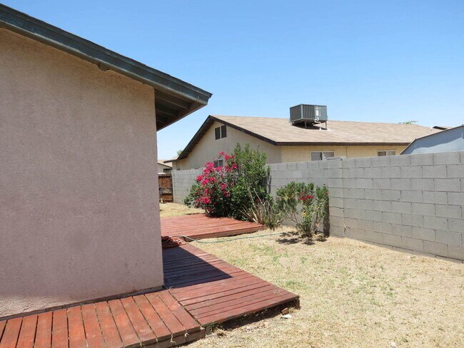 Building Photo - 659 W Ramona St