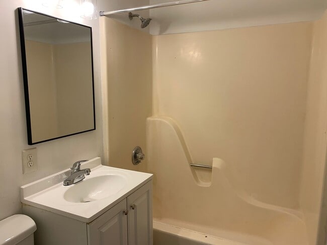 Building Photo - 3 bedroom & office -2 baths -2 car carport - washer/dryer hook ups - Den and formal living room- ...