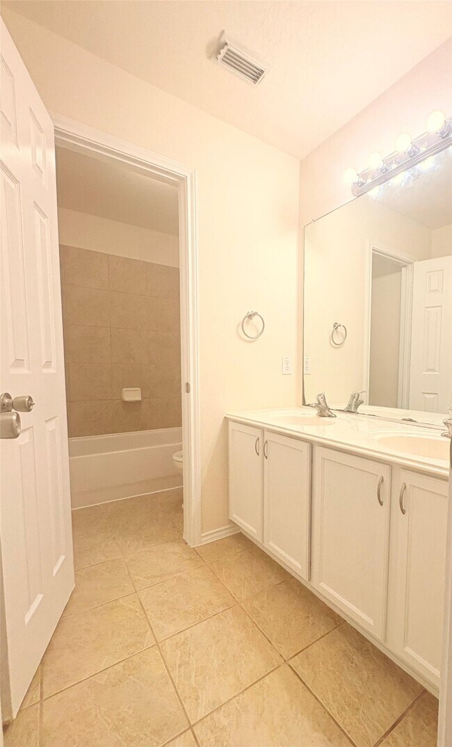 Building Photo - 5818 Kenwood