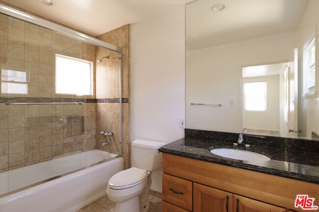 Building Photo - 5516 1/2 Cahuenga Blvd