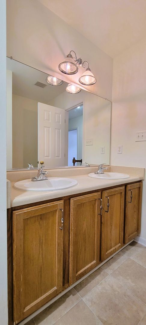 Building Photo - Large traditional colonial in Chester with...