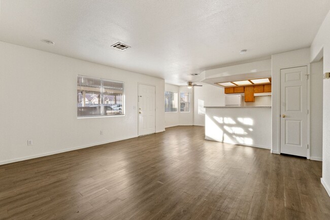 Building Photo - Bright & Open 2 Bed, 2 Bath Condo in Las V...
