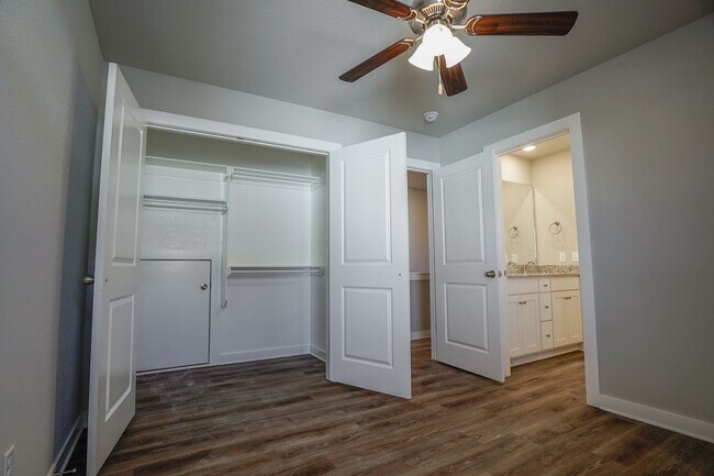 Building Photo - 4 bedroom 3.5 bath home!