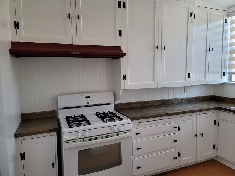 Building Photo - 1558 S Carmelina Ave