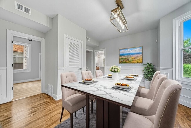 Building Photo - 2823 Broadway St