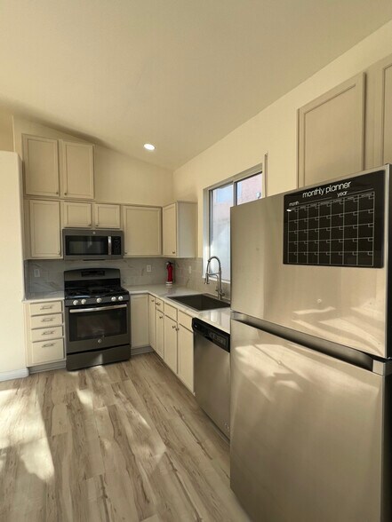 Building Photo - 2493 W Richmar Ave