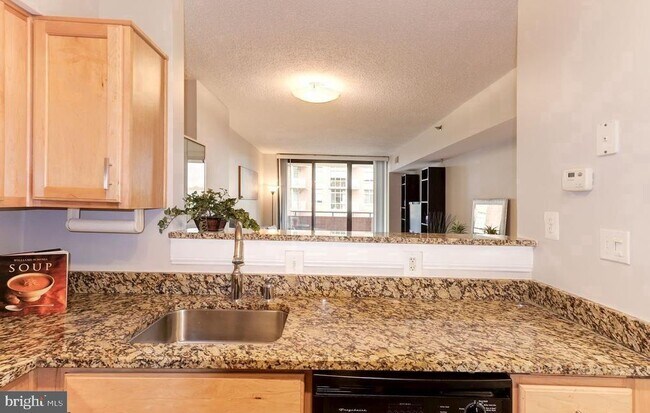 Building Photo - 1001 N Randolph St