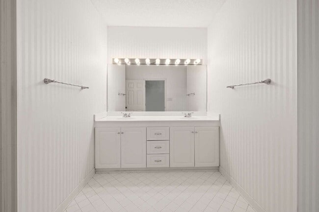 Building Photo - "Experience Southern Charm: Spacious 3-Bed, 3-Bath Home in The Landings"