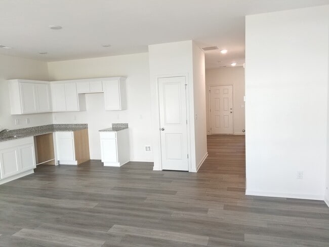 Building Photo - 306 Penn Sta Wy