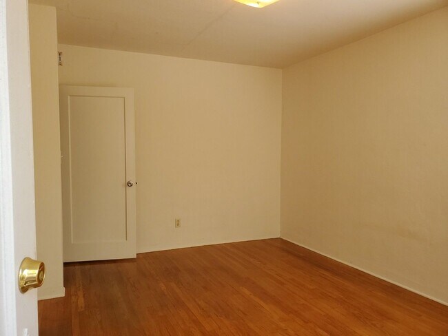 Building Photo - Room for rent with a charming Normal Heights house with garage and large yard.