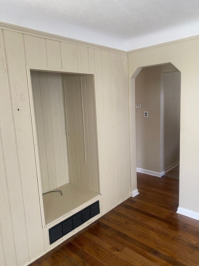 Building Photo - 3 bedroom 2 bath bungalow with finished basement