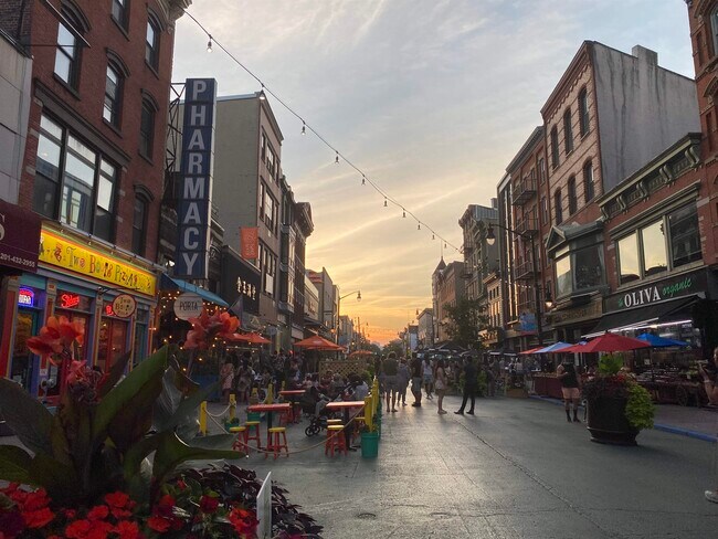 Building Photo - 204 6th St