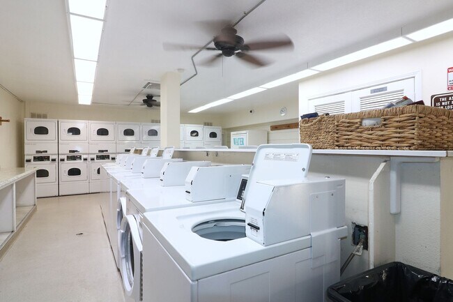 Building Photo - 3rd floor studio in Mission Valley! Beautiful vinyl flooring throughout/ 1 Prkg Space/ Mission Va...