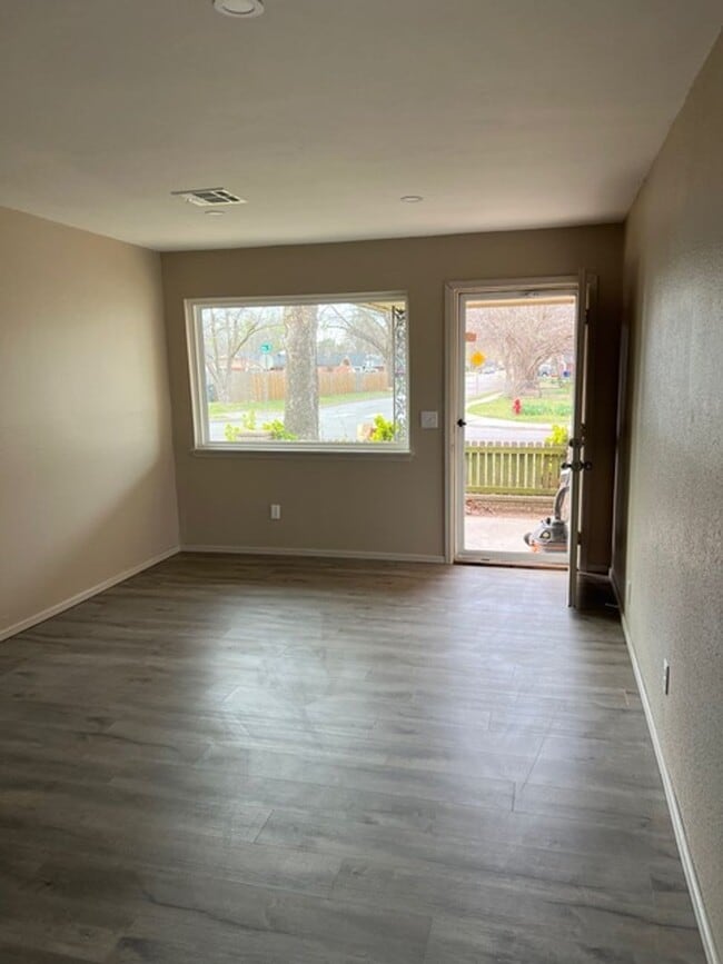 Building Photo - 3 bedroom, 1 1/2 bath home in central Norman