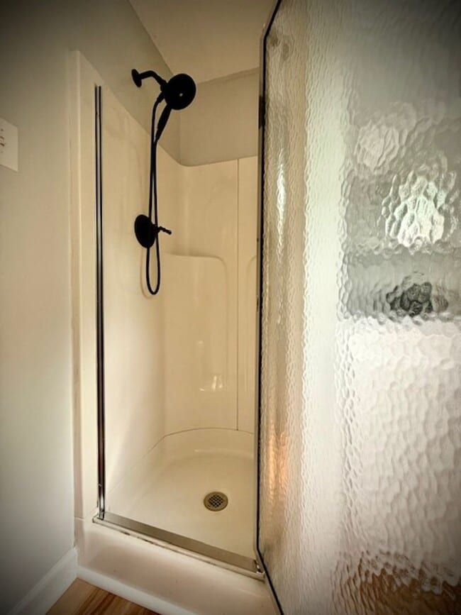 Building Photo - Updated, spacious 1 bedroom 1 bath located...