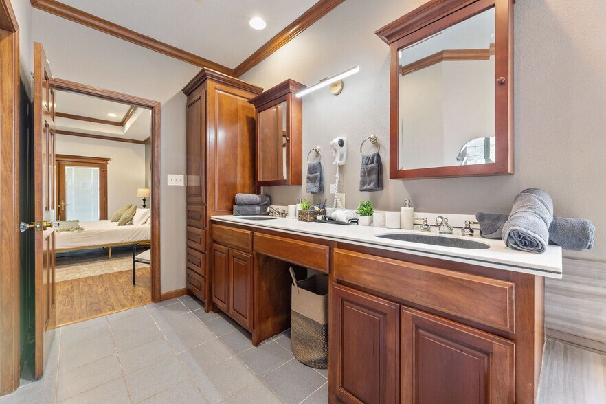 Building Photo - 7724 Golfhill Dr