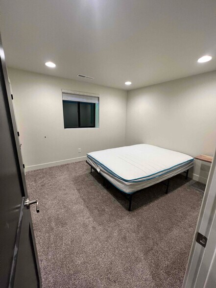 Building Photo - 320 W 900 N