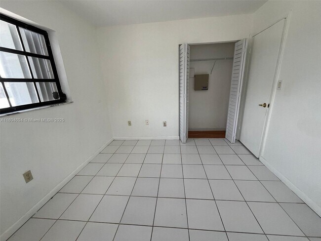 Building Photo - 2749 W 72nd St