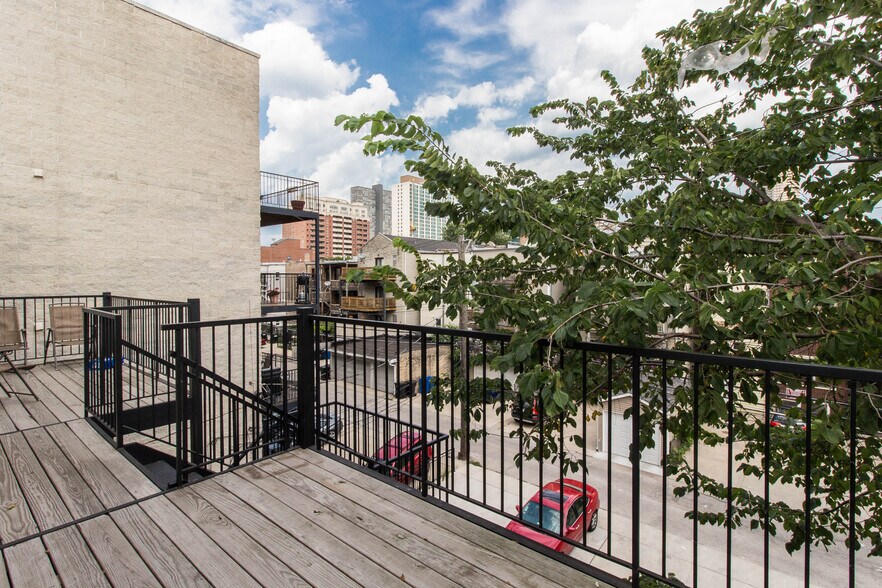 Building Photo - 3709 N Wilton Ave